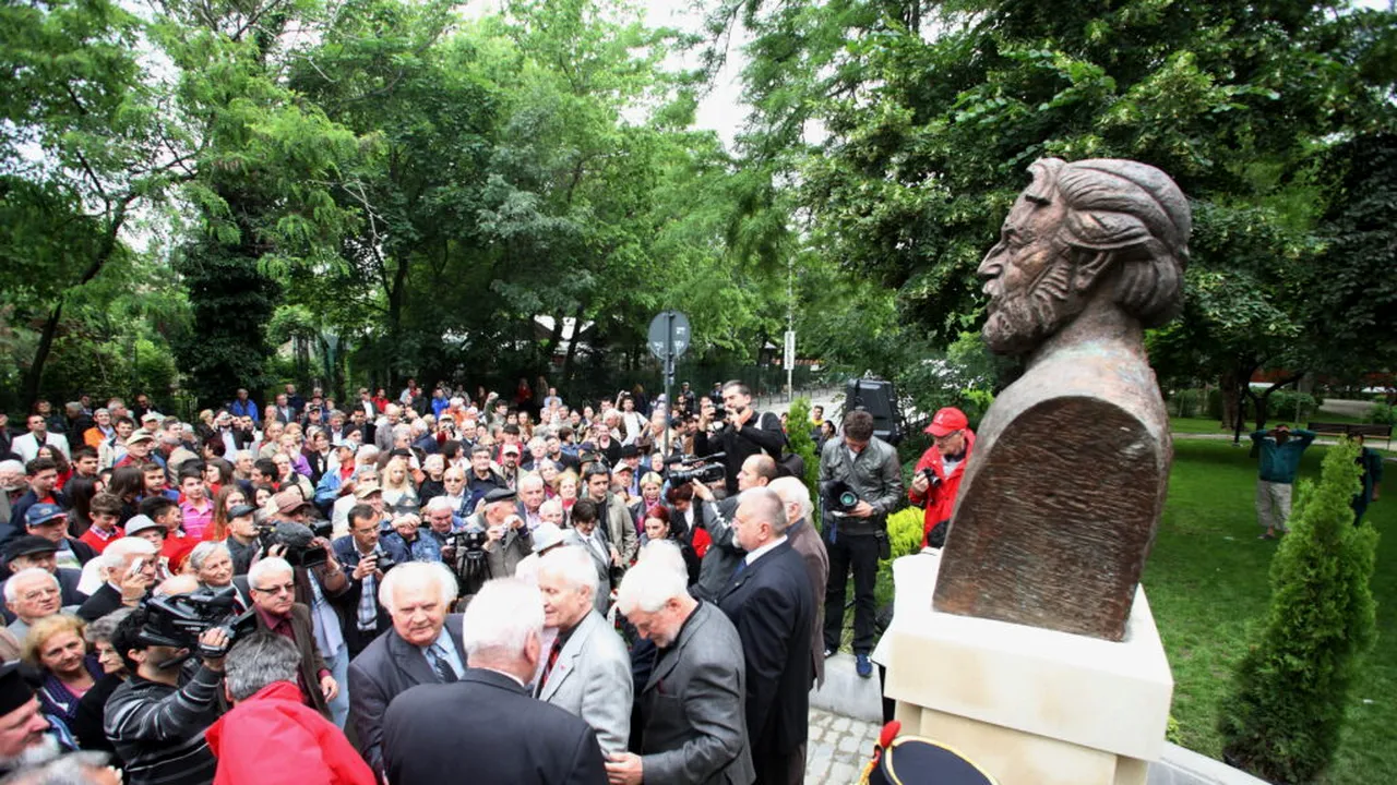 IICCMER solicită retragerea din spațiul public a monumentului lui Adrian Păunescu din Sectorul 2