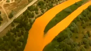 POLUARE accidentală, în SUA: Agenţia americană de mediu a deversat într-un râu deşeuri toxice de la o fostă mină de aur - VIDEO