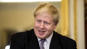 Tensiuni între Franţa şi Marea Britanie pe tema Brexit: Boris Johnson îl compară pe Francois Hollande cu un gardian de lagăr nazist