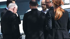 Scenă de la înmormântarea miliardarului Nawaf Salameh: Zuckerman îi aranjează insigna lui Ciucă în mijlocul scandalului cu Lasconi