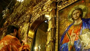 Preoţi, credincioşi, jandarmi în uniforme de gală cu torţe, în procesiune sâmbătă seară în Capitală