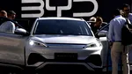 Vânzările mașinilor chineze în UE a explodat în ciuda tarifelor. Tesla, depășită de BYD