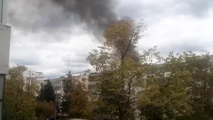 Incendiu violent în Piteşti: arde o fabrică de mobilă