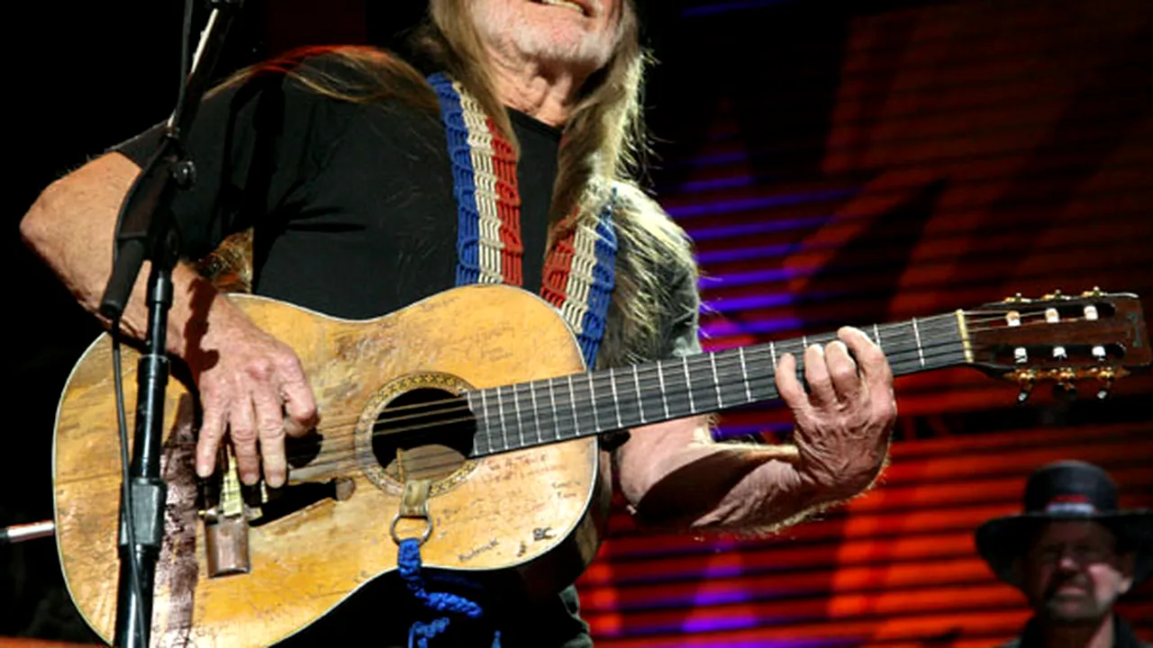 Cântăreţul country Willie Nelson fumează cu regularitate canabis