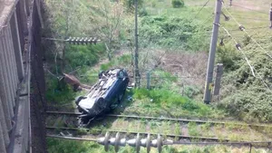 Accident în Constanţa: O femeie şi fiul de 13 ani, răniţi după ce s-au prăbuşit cu maşina de pe un pod - FOTO, VIDEO