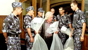 FOCUS: Preşedinţii de secţii din Capitală şi-au pierdut noaptea la coadă la predat sacii cu buletine