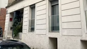 Un nou născut a murit după ce a fost aruncat de mama sa pe fereastra unui hotel
