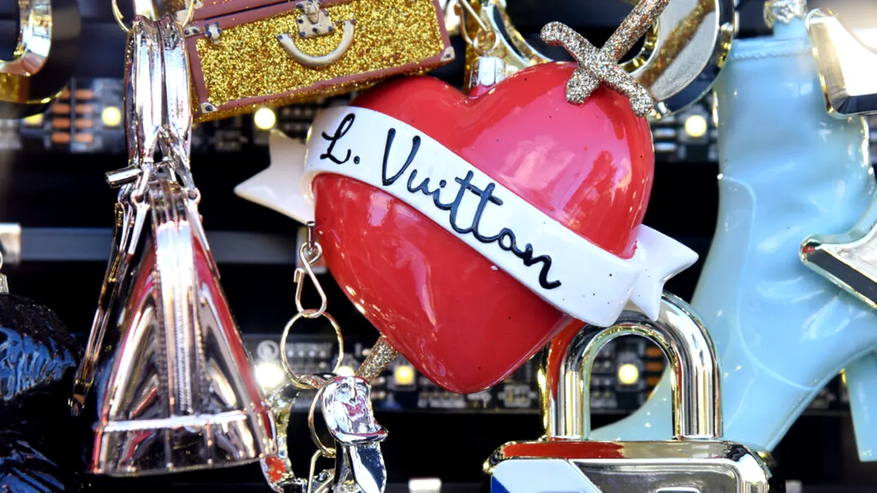 Depozit uriaș cu produse contrafăcute, descoperit în centrul Italiei. Contrabandiștii își făceau reclamă pe TikTok