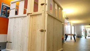 Austria: Elevă cu probleme mentale, ţinută de profesori în cuşcă
