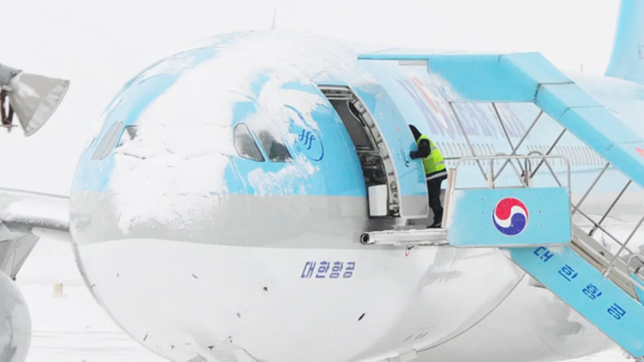 NINSORILE provoacă haos în Asia: Cel puţin 85 de oameni au murit, iar zeci de mii de persoane sunt blocate pe aeroporturi - FOTO