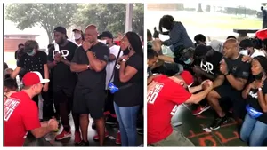 Imagini puternice: Grup de americani albi, în genunchi în faţa protestatarilor de culoare din Houston: 