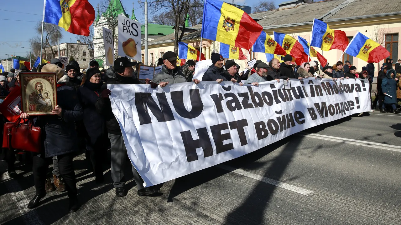 Autorităţile de la Chişinău avertizează că Rusia plăteşte oameni pentru a vota împotriva aderării la UE: Moldova se confruntă cu un „atac fără precedent”