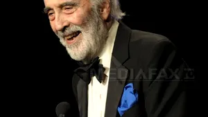 Christopher Lee, în vârstă de 92 de ani, lansează un nou single de Crăciun, pe ritmuri heavy metal - VIDEO