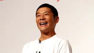 Un miliardar japonez caută opt persoane cu care să zboare pe lună: „Am cumpărat toate locurile, aşa că va fi o călătorie privată”
