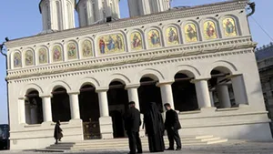 Patriarhia Română: Depaşim criza prin continuarea construcţiei de biserici