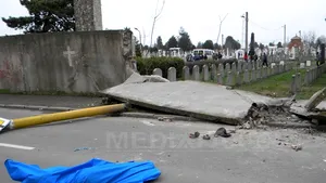 Constanţa: Gardul cimitirului, dărâmat după ce bucăţi din acesta s-au prăbuşit şi au ucis un om