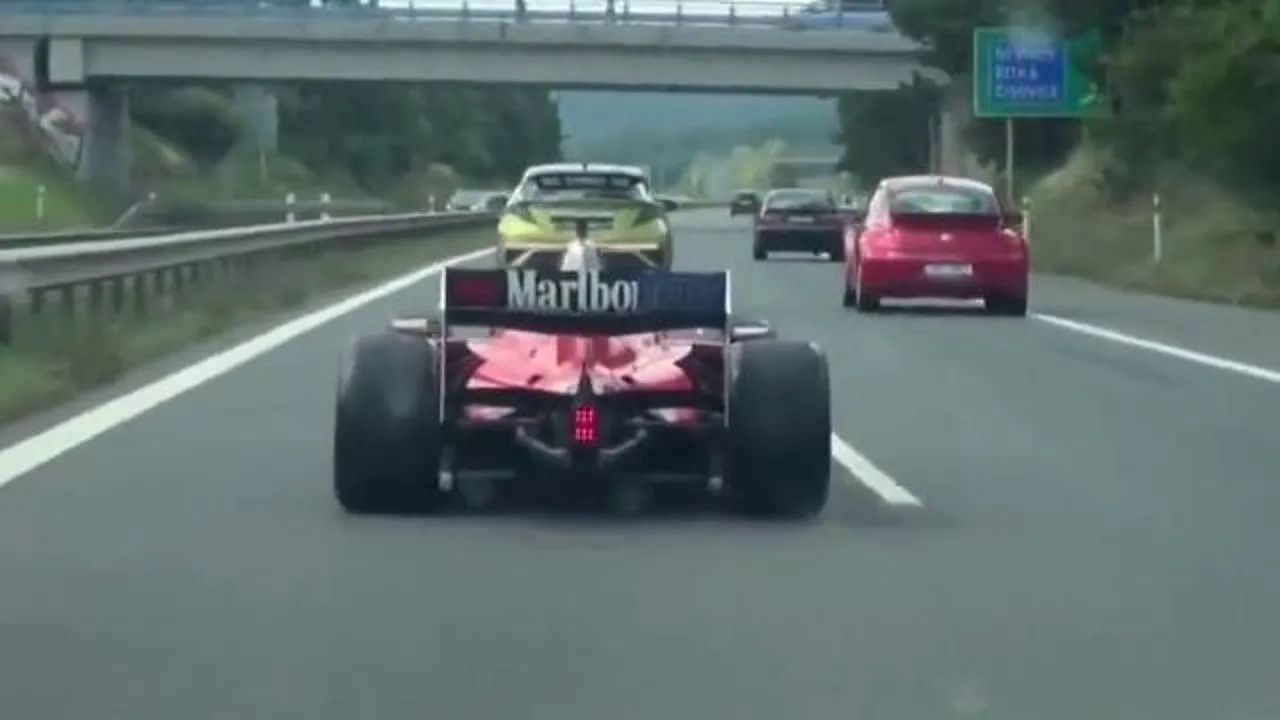 În Republica Cehă, un Ferrari de curse a făcut senzaţie pe o autostradă. Poliţia, pusă în dificultate

