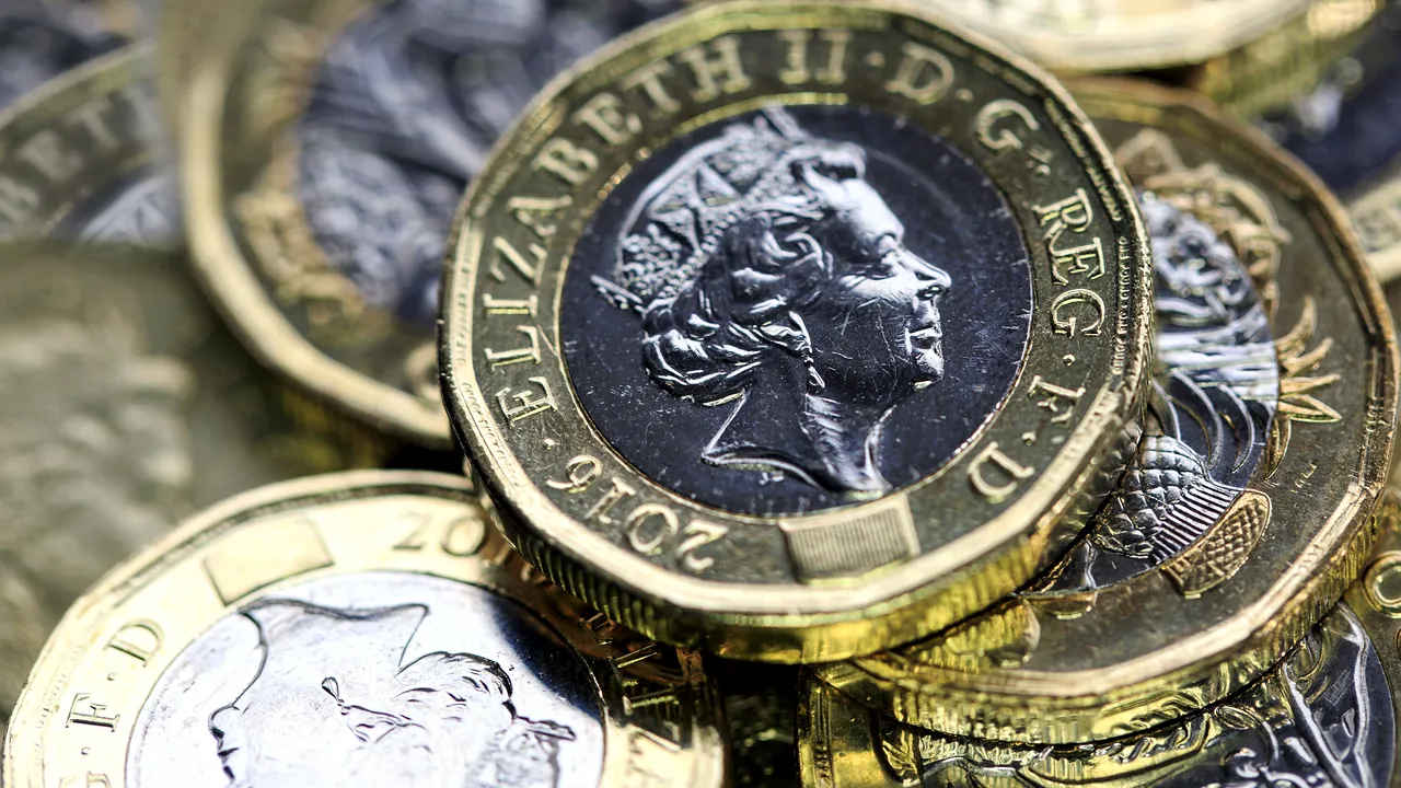 Lira sterlină s-a prăbuşit, după seria de demisii din guvernul condus de Theresa May