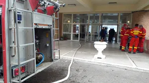 FOTO - Stare de alertă în Băile Felix. Un incendiu violent a izbucnit la un hotel din zonă