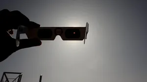 Cât costă și de unde poți cumpăra ochelarii pentru eclipsa de Soare de miercuri