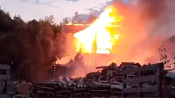 Incendiu de proporții la un grajd din Râșnov – Risc major de extindere la construcții învecinate