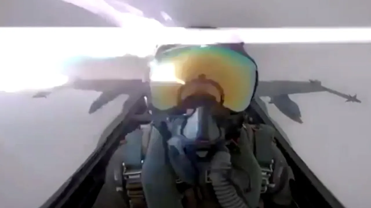 VIDEO - Moment de INFARCT pentru un pilot, după ce aeronava militară pe care o pilota a fost lovită de fulger