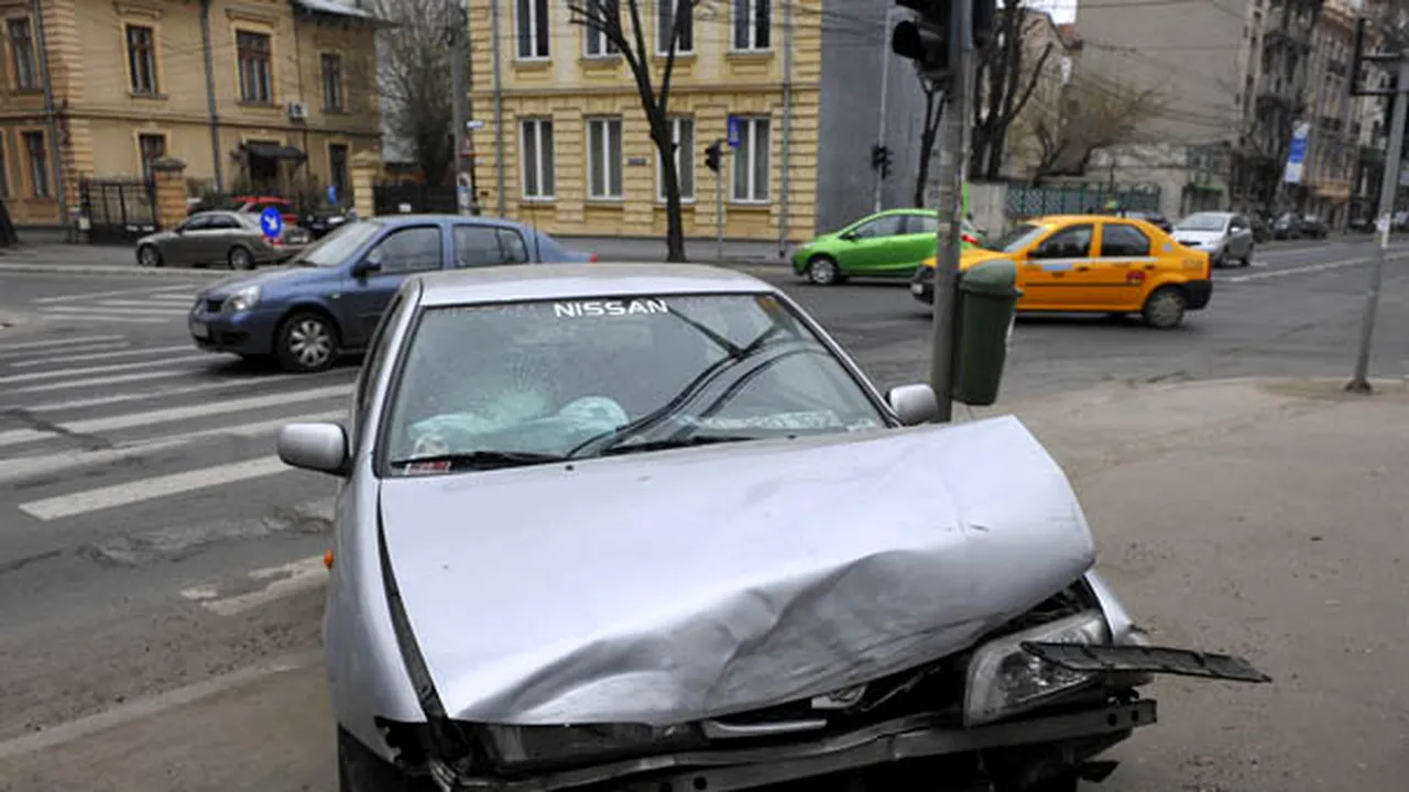 Accident produs la intersecţia dintre Bulevardul Dacia cu strada Polonă, soldat cu două victime - VIDEO