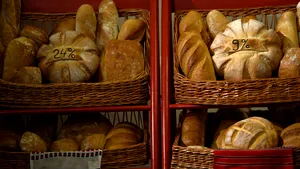 Şi-au făcut o brutărie în curtea casei după ce au rămas ŞOMERI, iar acum vând pâine de peste 5 MILIOANE de euro