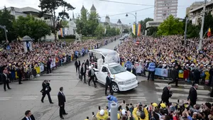 Papa Francisc, copleşit de primirea din inima Moldovei. A recitat din Eminescu la Iaşi şi le-a spus moldovenilor că se simte „acasă” printre ei. Momente emoţionante: A dat jos lanţul de delimitare şi a binecuvântat copiii bolnavi