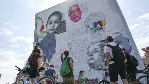 FOTO Cea mai mare pictură murală din România: Peste 500 de metri pătraţi de culoare, în oraşul Sibiu