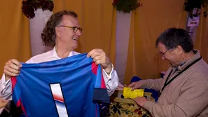 Andre Rieu a primit două tricouri personalizate ale echipei Steaua