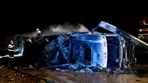 Un TIR scăpat de sub control pe A2 s-a făcut scrum. Şoferul rănit, transportat la spital - FOTO, VIDEO
