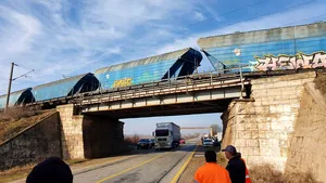 Fifteen cars of a freight train derailed in Olt County. Railway traffic is stopped