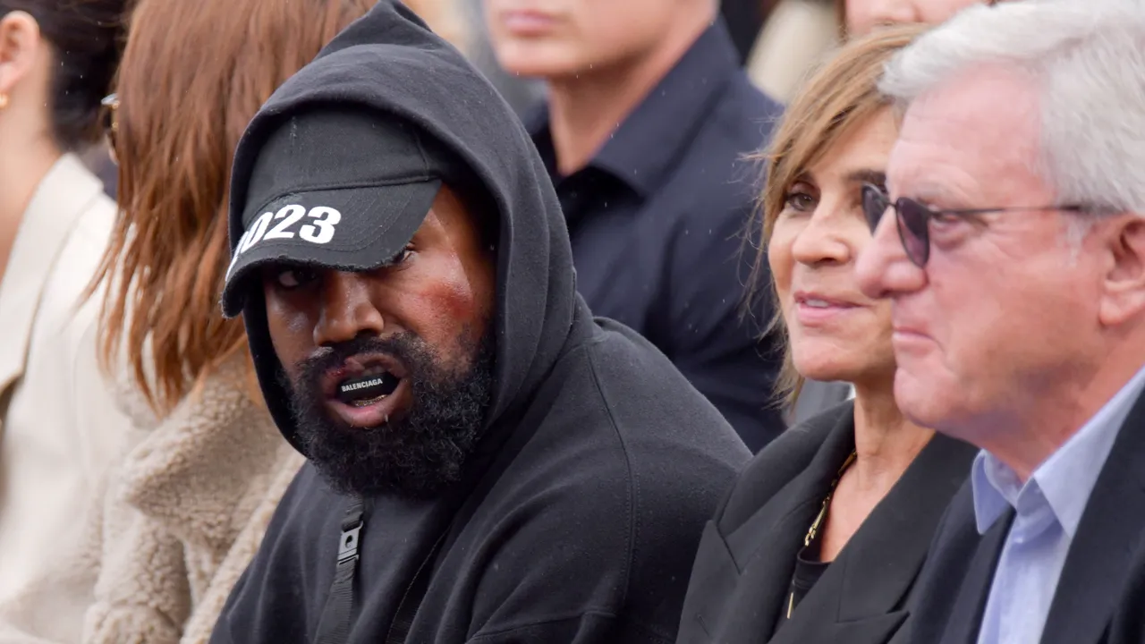 Instagram şi Twitter suspendă îi conturile lui Kanye West din cauza unor comentarii antisemite