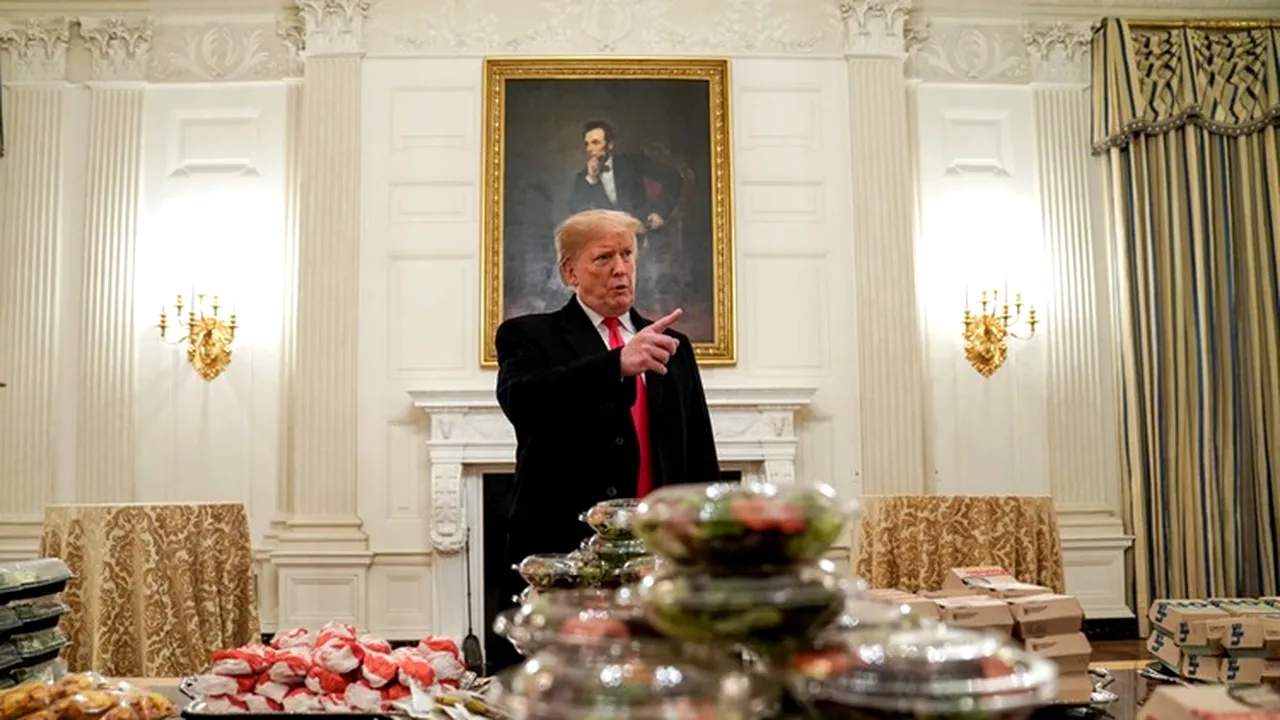 Fast-food la Casa Albă: Preşedintele Trump a servit hamburgeri pe platouri de argint | VIDEO