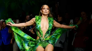 Moment recreat de cântăreaţa americană Jennifer Lopez cu faimoasa rochie Versace care a dus la inventarea Google Images
