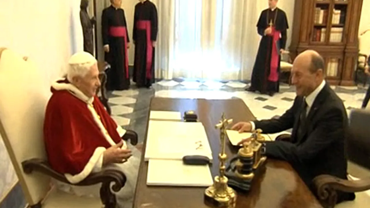 Băsescu s-a întâlnit cu Papa Benedict la Vatican. Şeful statului şi Papa au făcut schimb de cadouri - VIDEO