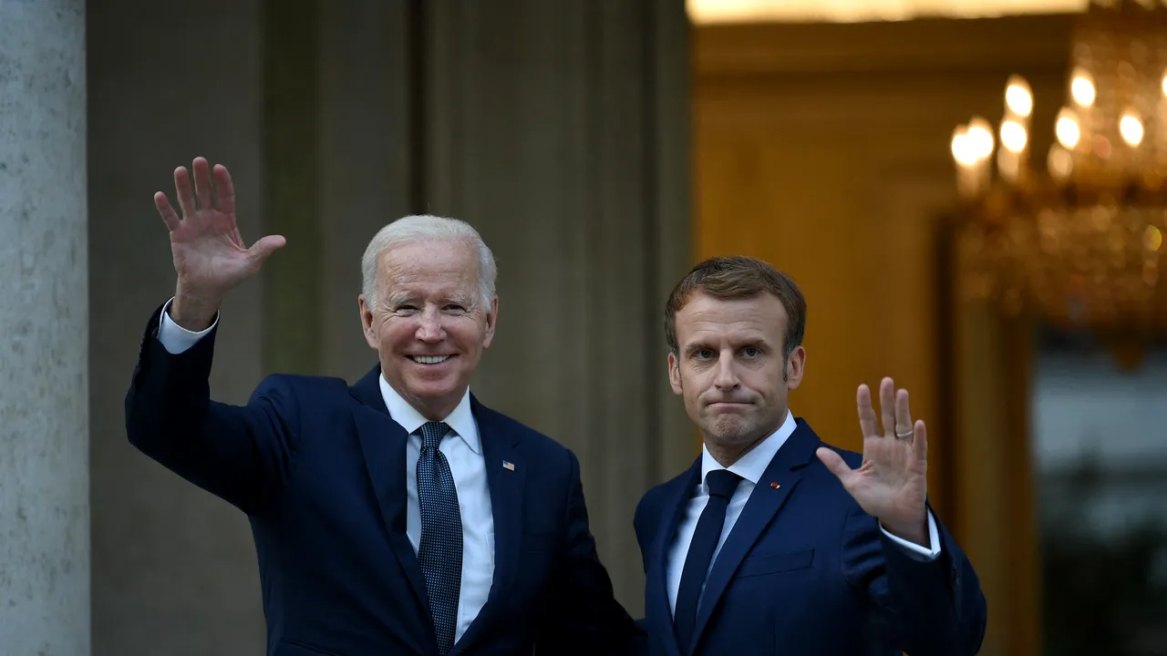 Emmanuel Macron şi Joe Biden au stabilit să continue eforturile diplomatice în criza Rusia-Ucraina 