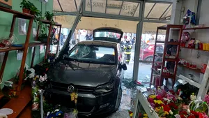 O maşină a intrat într-o florărie, după coliziunea cu un alt autoturism. O femeie şi doi copii primesc îngrijiri medicale