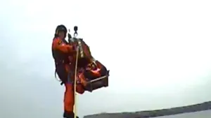 DRAMATIC: Un pescar rănit este salvat cu elicopterul de pe mare - VIDEO 
