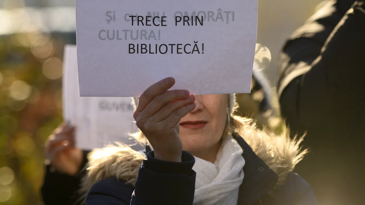 Bibliotecarii protestează şi cer salarii mai mari: România educată trece prin bibliotecă