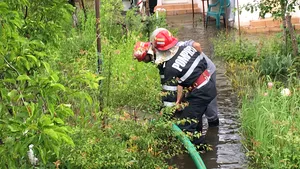 Pompierii au intervenit în Capitală şi în patru judeţe pentru evacuarea apei din gospodăriile inundate