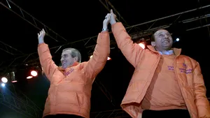 Luni, 13 decembrie 2004 / 18:37:00 - Traian Băsescu este ales preşedintele României şi se instalează Guvernul Tăriceanu
