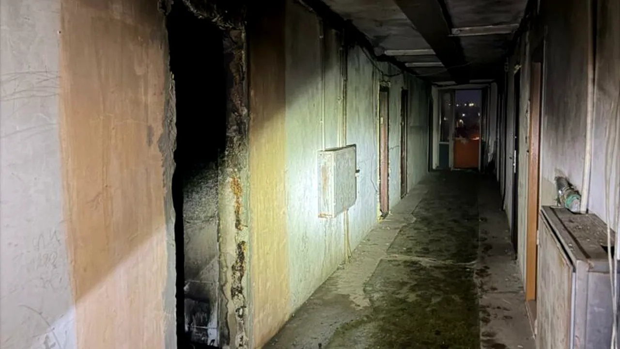 A pus foc în apartament. 50 de oameni evacuați dintr-un bloc din Petrila din cauza unui incendiu