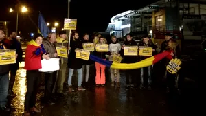 Protest în Bucureşti | Incidente între protestatari şi jandarmi/ Manifestanţii au mers în marş de la Universitate la Parlament / Jandarmii au găsit, la controale, arme albe asupra unor protestatari| FOTO, VIDEO
