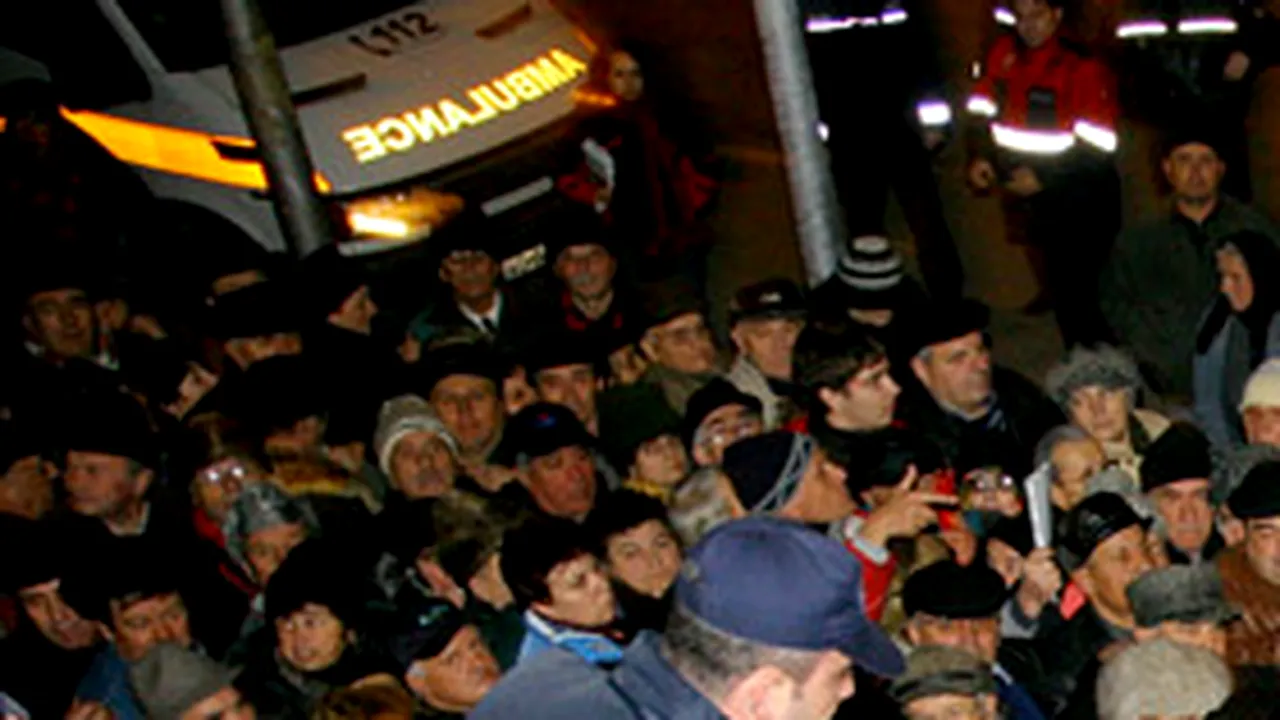 Romanian Pensioners Queued All Night For Spa Tickets