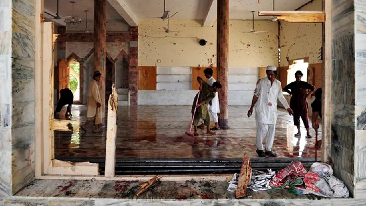 Pakistan: Atentat soldat cu 48 de morţi şi peste 100 de răniţi într-o moschee
