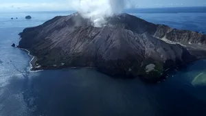 Mărturisirile cumplite ale unui pilot care a salvat turişti din erupţia vulcanului din Noua Zeelandă: Îi ridicam de pe jos şi li se desprindea pielea
