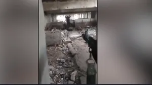 Filmare cu capturarea a doi soldaţi ruşi la Bahmut: momente de tensiune printre dărâmăturile oraşului distrus

