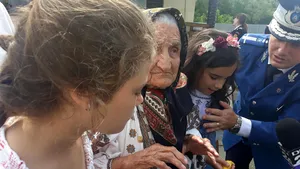 Femeie de 100 de ani, despre secretul longevităţii: Muncă, varză neprăjită şi fasole fără ulei | GALERIE FOTO, VIDEO